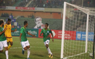 অভিষেকেই মাঠ মাতালেন মানিক-রাকিব