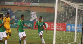 অভিষেকেই মাঠ মাতালেন মানিক-রাকিব