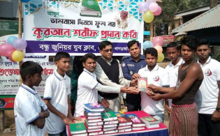 ভালোবাসা দিবসে ফুল নয় কোরআন বিতরণ করলেন যুবকেরা