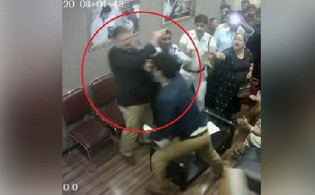 পুলিশের সামনে চিকিৎসককে চড়, ভিডিও ভাইরাল