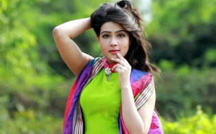 কলেজ মাঠে নায়িকা মাহির ফুটবল টুর্নামেন্ট