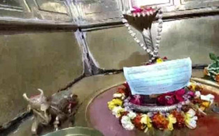 করোনা আতঙ্কে মন্দিরে মূর্তির মুখে মাস্ক