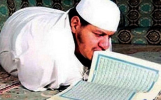 হাত-পা নেই, মুখ দিয়ে উল্টিয়ে ৩০ পারা কোরআন মুখস্ত করেছেন তারিক