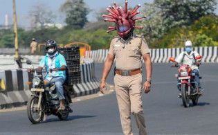 সচেতনতা বাড়াতে ‘করোনা হেলমেট’ মাথায় পুলিশ