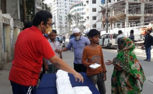 বাংলাদেশের ৩০০ দরিদ্র মানুষের খাবার দিবেন ফুটবল কোচ জেমি ডে