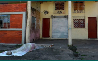হাসপাতালে জায়গা নেই, রাস্তায় মরদেহ ফেলে যাচ্ছেন স্বজনরা