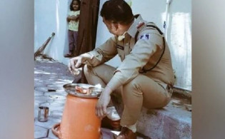 ‘মেয়েকে কোলেও নিতে পারছি না’