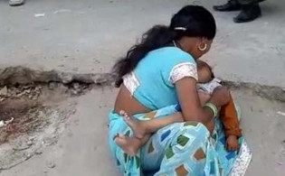 অ্যাম্বুলেন্স নেই, মৃত সন্তানকে কোলে নিয়ে মাইলের পর মাইল হাঁটলেন মা
