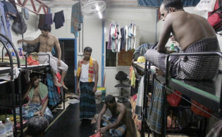 মালয়েশিয়া প্রবাসীর কান্না ‘খাবার খরচই নেই, বাংলাদেশে টাকা পাঠাব কীভাবে’