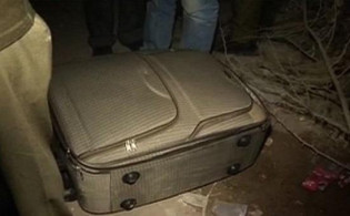 সুটকেশের ভেতরও মানুষ