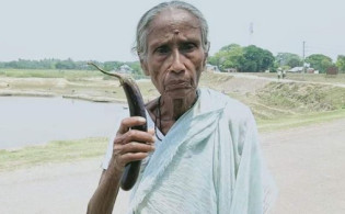 করোনা আক্রান্ত সন্দেহে বৃদ্ধ মাকে গ্রাম থেকে বের করে দিল ছেলেরা