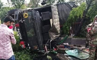 যেভাবে উল্টে গিয়েছিলো সেনাবাহীনির গাড়ি