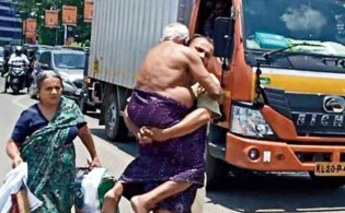 লকডাউন: অটো থেকে নামাল পুলিশ, অসুস্থ বাবাকে কাঁধে নিয়ে হাঁটলেন ছেলে