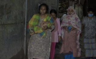 করোনা সঙ্কটে ভাড়া দিতে না পারায় বের করে দিলেন বাড়িওয়ালা