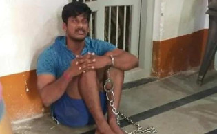 মাস্ক না পরায় কমান্ডোকে শিকলে বেঁধে রাখল পুলিশ
