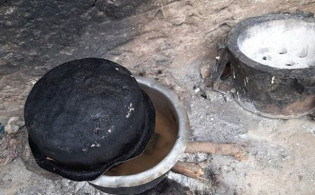 পাথর রান্না করে ক্ষুধার্ত শিশুদের সান্ত্বনা দিচ্ছেন মা