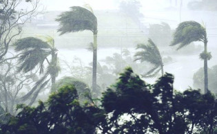 এইমাত্র পাওয়া : ২০০ কিলোমিটার বেগে ধেয়ে আসছে ঘূর্ণিঝড় ‘আম্ফান’