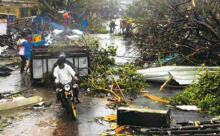 আম্ফানের তান্ডব শুরু, ঝড়ের গতি ১০৬ কি.মি
