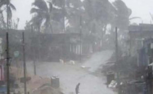 খুলনায় চলছে বৃষ্টি দমকা হাওয়া,বাড়ছে পানি,জেনেনিন সর্বশেষ অবস্থা