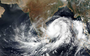 ধীরে ধীরে ভয়ঙ্কর হয়ে উঠছে ঘুর্ণিঝড় আমফান,জেনেনিন সর্বশেষ অবস্থান