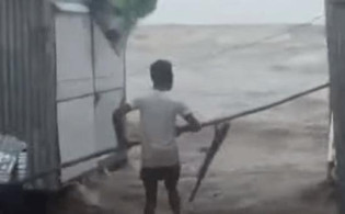 আম্পানের আঘাত: মৃত্যু বেড়ে পাঁচ