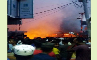 এমন দু:সময়ে আগুনে পুড়ে ছাই হলো দোকান পাট