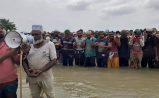 পানিতে দাঁড়িয়েই ঈদ জামাত