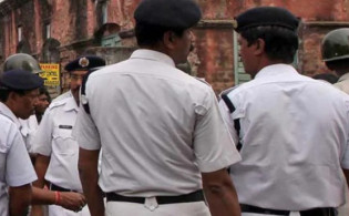 সহকর্মীর মৃত্যু নিয়ে পুলিশের বিক্ষোভ, থানায় ভাংচুর