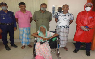 জমি লিখে নিয়ে ঈদের দিনে বৃদ্ধা মাকে রাস্তায় ফেলে গেল ৩ ছেলে