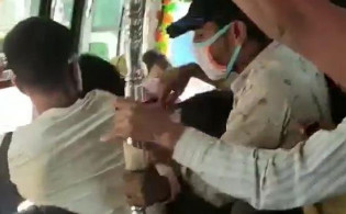 যে কারনে চালক-হেলপারের উপর ক্ষুব্ধ যাত্রীরা ভিডিওসহ