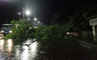 বাংলাদেশেও শুরু হয়েছে নিসর্গের আঘাত