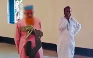 জুতার মালা পরিয়ে মসজিদের ইমামকে ঘোরালেন চেয়ারম্যান