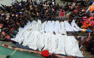 বুড়িগঙ্গায় লঞ্চ ডুবি : মিনিটে মিনিটে তোলা হচ্ছে লাশ, শেষ কোথায়