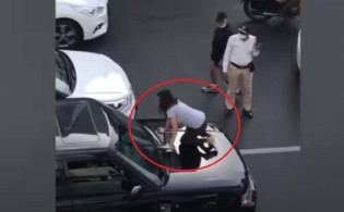 রাস্তায় স্বামী-স্ত্রীর কাণ্ড দেখে হতবাক সবাই