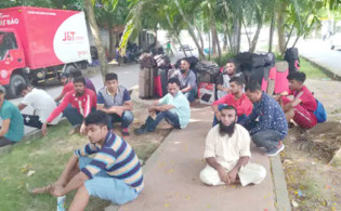 প্রতিকার চাইতে দূতাবাসের সামনে প্রবাসী বাংলাদেশিরা