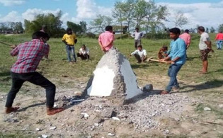 নেপালিরা গুড়িয়ে দিল ভারতের সীমানা পিলার