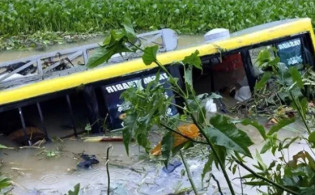 ২৫ জন যাত্রী সহ খালের পানিতে বাস, নিখোঁজ ২১