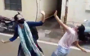 করোনা টেস্টে নেগিটিভ আসায় রাস্তায় দুই কান্ড,ভিডিও ভাইরাল