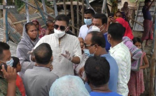করোনা মুক্ত হয়েই এলাকার অসহায়দের পাশে মাশরাফী