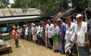জানাজা পড়ানো হলো হাঁটুপানিতে