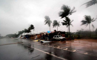 সতর্কতা জারি : ওমানে তুমুল ঝড় ও বৃষ্টিপাত