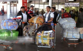 দু:সময়ে অসহায় প্রবাসীদের উপর দেওয়া হচ্ছে চাপ