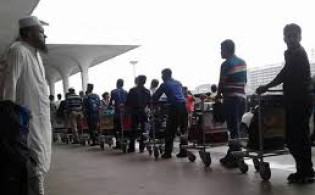বিমানবন্দরে প্রবাসীদের বিক্ষোভ