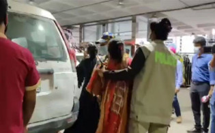 শাহজালাল বিমানবন্দরে প্রবাসী স্বামীকে নিতে এসে দুই স্ত্রীর মারামারি