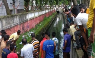 ড্রেনে ভাসছে টাকা, কুড়াচ্ছে উৎসুক জনতা