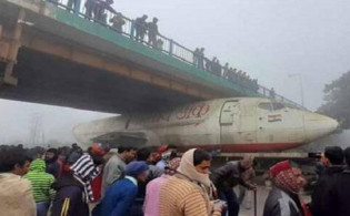অবিশ্বাস্য কাণ্ড : রাস্তার ফ্লাইওভারের নিচে আটকে গেল বিমান
