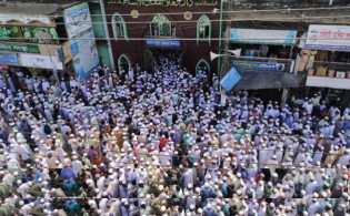 জনসমুদ্র হাটহাজারী সম্পন্ন হলো আল্লামা শফীর জানাজা
