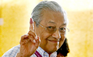 মালয়েশিয়ার প্রধানমন্ত্রী পদে আর প্রতিদ্বন্দ্বিতা করবেন না মাহাথির