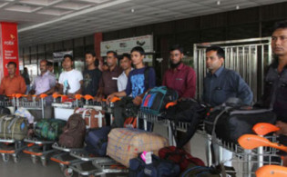 করোনার মধ্যে দেশে ফেরা প্রবাসীদের সংখ্যা