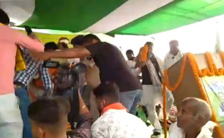 নির্বাচনী প্রচারণা মঞ্চ ভেঙ্গে পড়লো নেতারা ভিডিওসহ